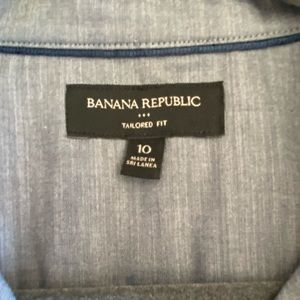 Banana Republic ladies size 10 dress shirt. Barely used and in mint condition.